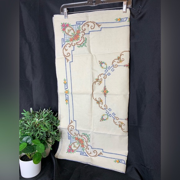 Handmade tablecloth cross stitch on linen 31.5 x 31.5 square - Picture 2 of 13